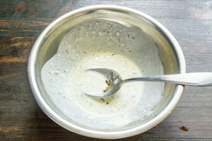 Disolución de la salsa Mezclando ingredientes secos con agua tibia para formar una pasta