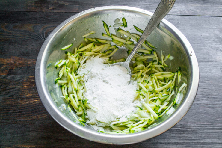 Harina de arroz vertida sobre la mezcla de vegetales