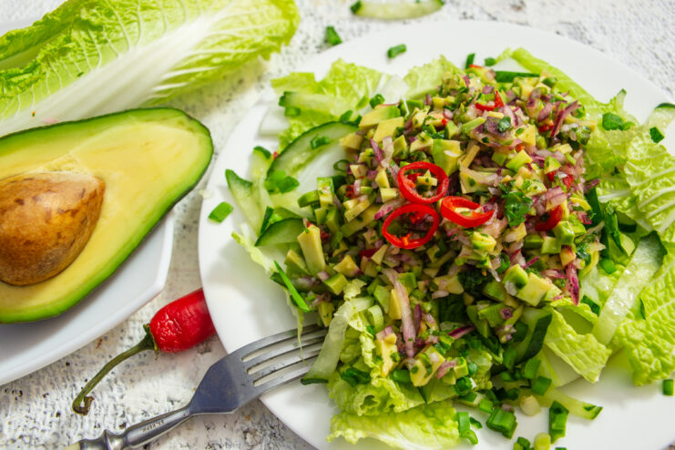 Ensalada de col china con guacamole y chile rojo picante
