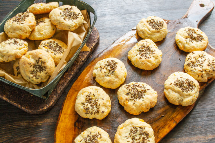 Presentación del plato terminado Galletas de queso servidas sobre una tabla de madera