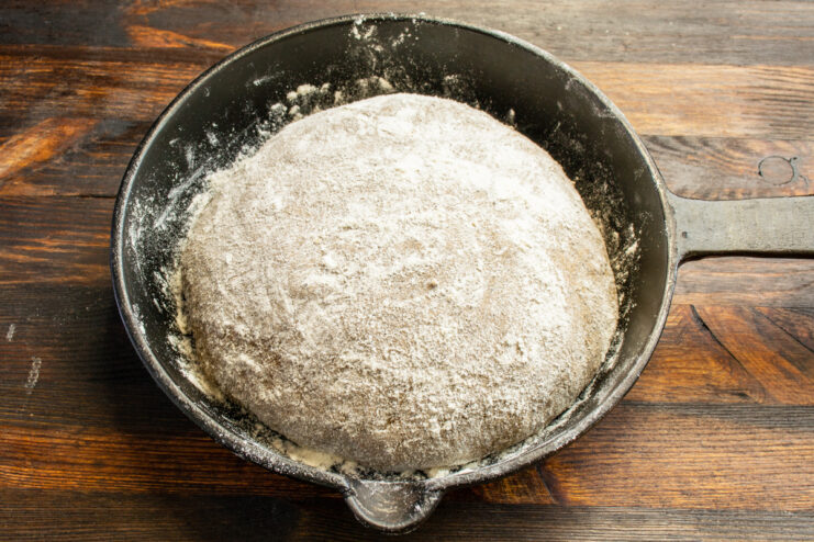Bola de masa formada en una sartén espolvoreada con harina