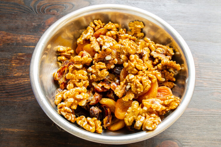 Mezcla de nueces y frutos secos en un tazón de metal