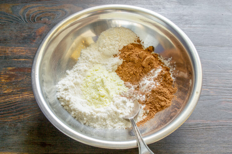 Ingredientes secos para el bizcocho sin gluten Mezcla de ingredientes secos: harina de arroz, cacao y leche en polvo