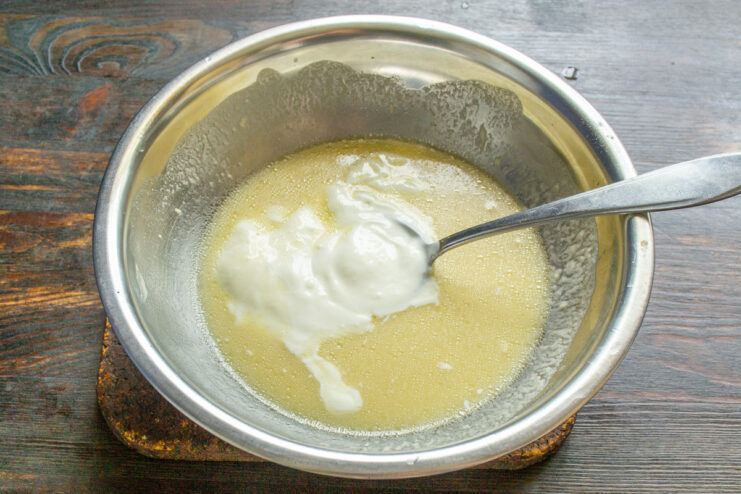 Preparación de la salsa Mezcla de harina y crema para la salsa en un tazón
