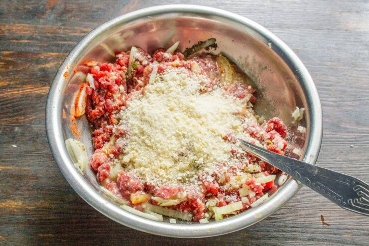 Pan molido panko mezclado con la carne molida