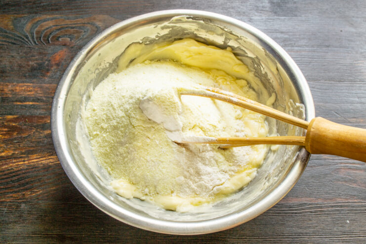 Incorporación de leche en polvo Agregando leche en polvo al tazón con los demás ingredientes