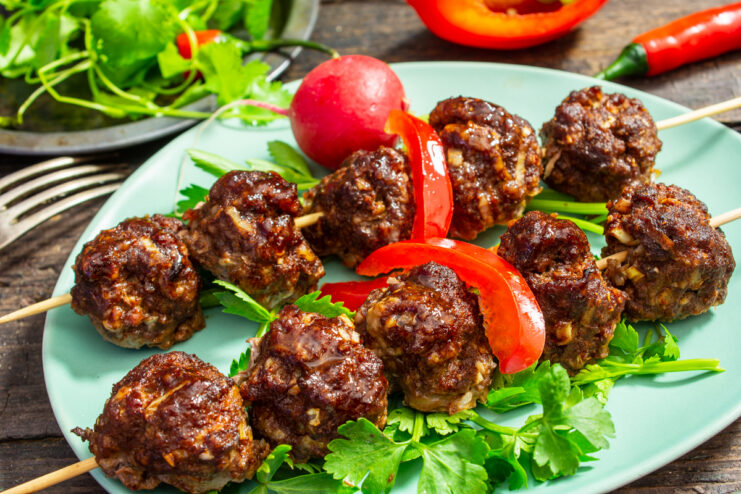 Albóndigas de res con panko ensartadas en brochetas