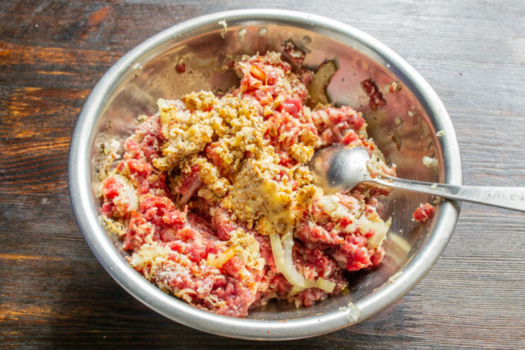 Queso parmesano rallado y nueces trituradas sobre la carne