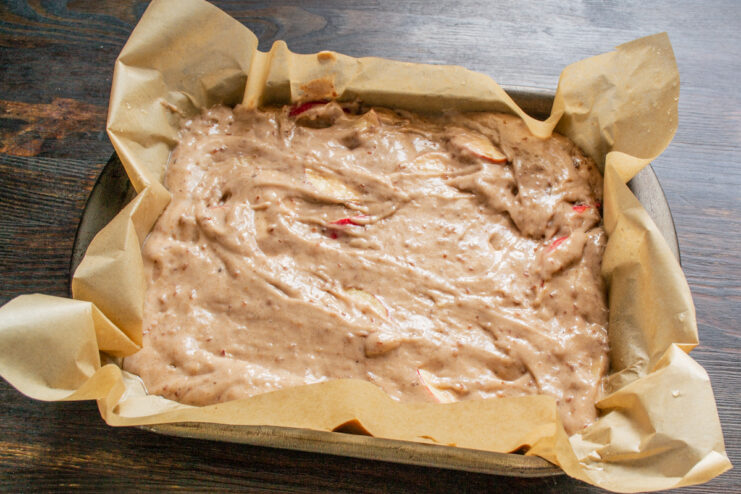Masa para el pastel de manzana extendida en el molde