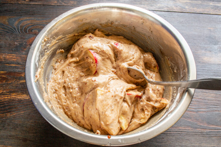 Masa mezclada homogéneamente con manzanas y canela