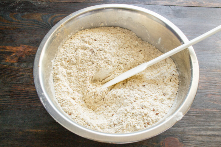 Mezcla de ingredientes secos Ingredientes secos para la masa bien mezclados en un tazón