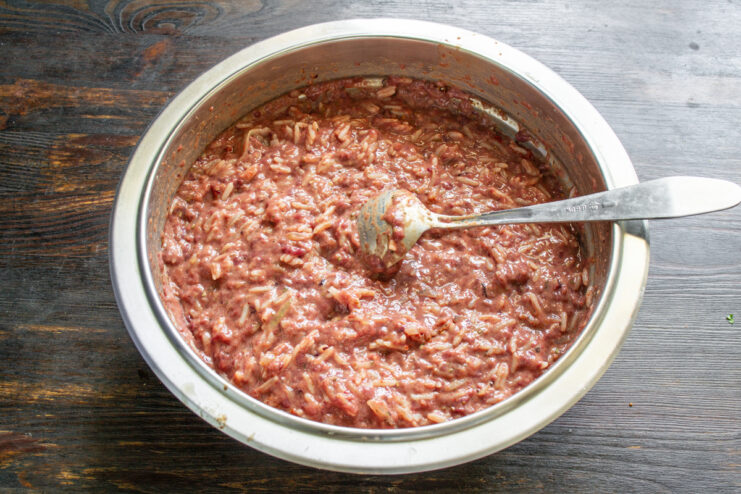 Mezcla de hígado y arroz bien combinada en un tazón lista para rellenar la tripa.