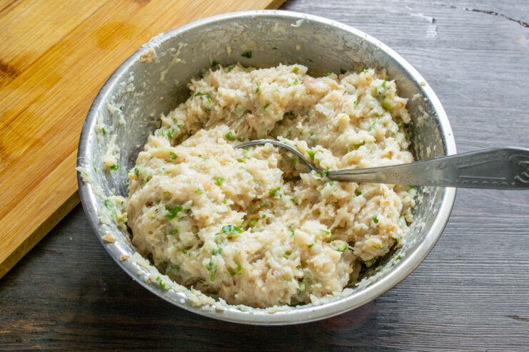 Amasando la mezcla Mezcla de pollo para albóndigas bien amasada