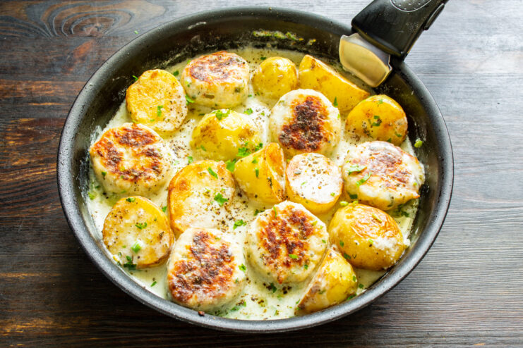 Cocción a fuego lento Guiso de papas y albóndigas cocinándose a fuego lento