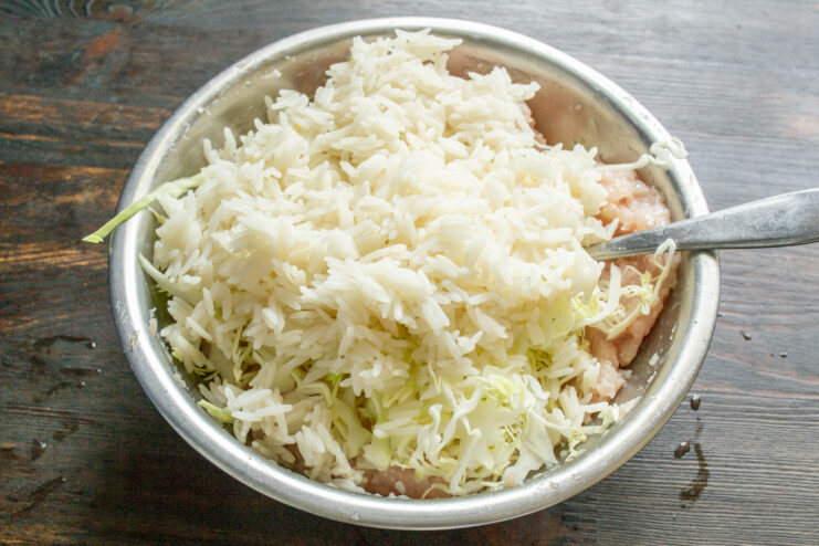 Arroz para los rollos Arroz cocido sobre la carne molida y el repollo