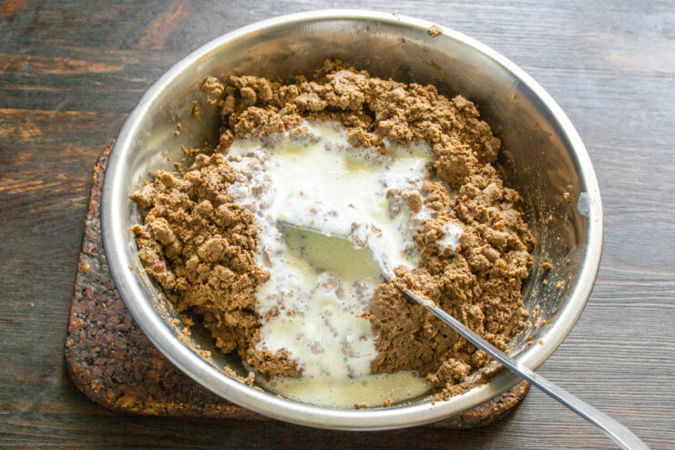 Vertiendo leche diluida sobre la mezcla del paté