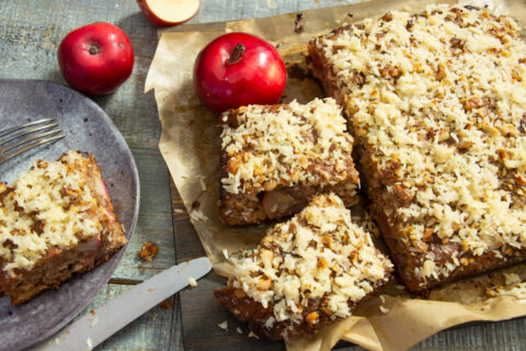 Pastel de manzana con coco rallado y nueces