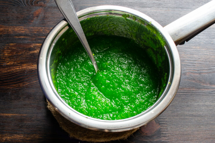 Calentando la mezcla de manzana Puré de manzana verde calentándose en una cacerola sobre la estufa.